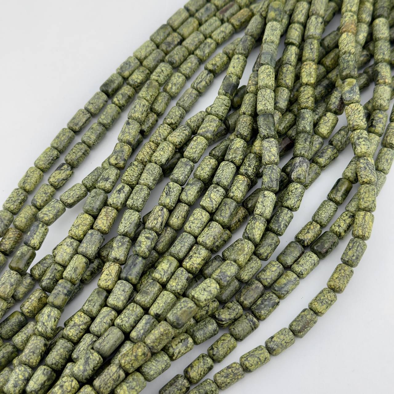 Бусины Змеевик размер 6*9,5мм натуральный камень