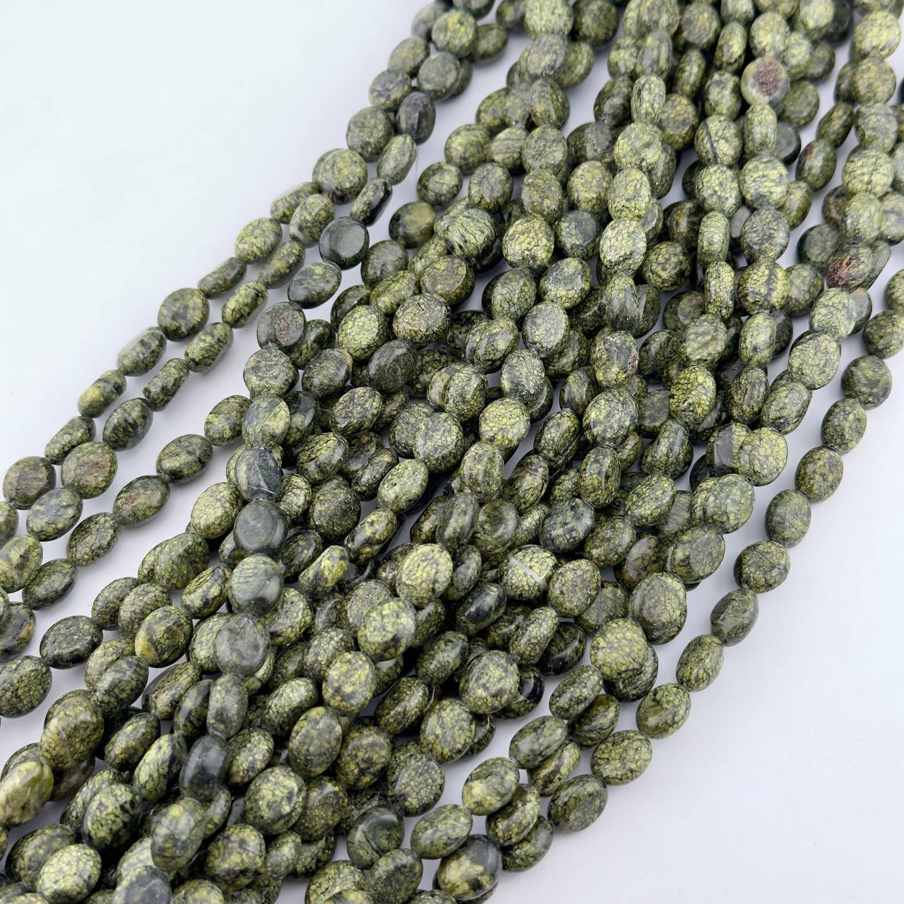 Бусины Змеевик размер 8*10*4мм натуральный камень